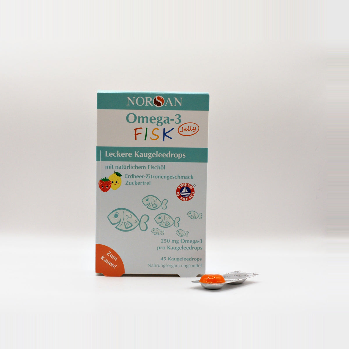 NORSAN Omega-3 FISK Jelly med en tyggegelé taget ud af blisteren