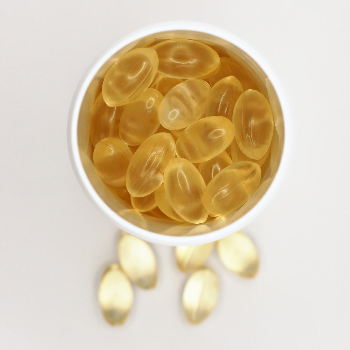 Åben bøtte fyldt med vegan omega-3 kapsler, set oppefra