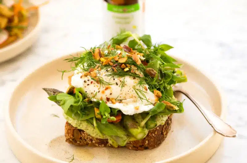 Aspargessmørrebrød med proteinpesto og pocheret æg