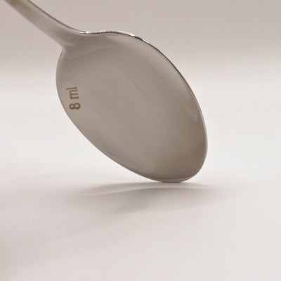 forsiden af NORSAN rustfri måleske med gravering 8 ml – passer til Omega-3 Total