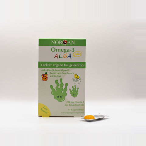 NORSAN Omega-3 ALGA Jelly veganske tyggegeléer med tutti-frutti-smag, æske med 45 stk. og en gelé ude af blisteren